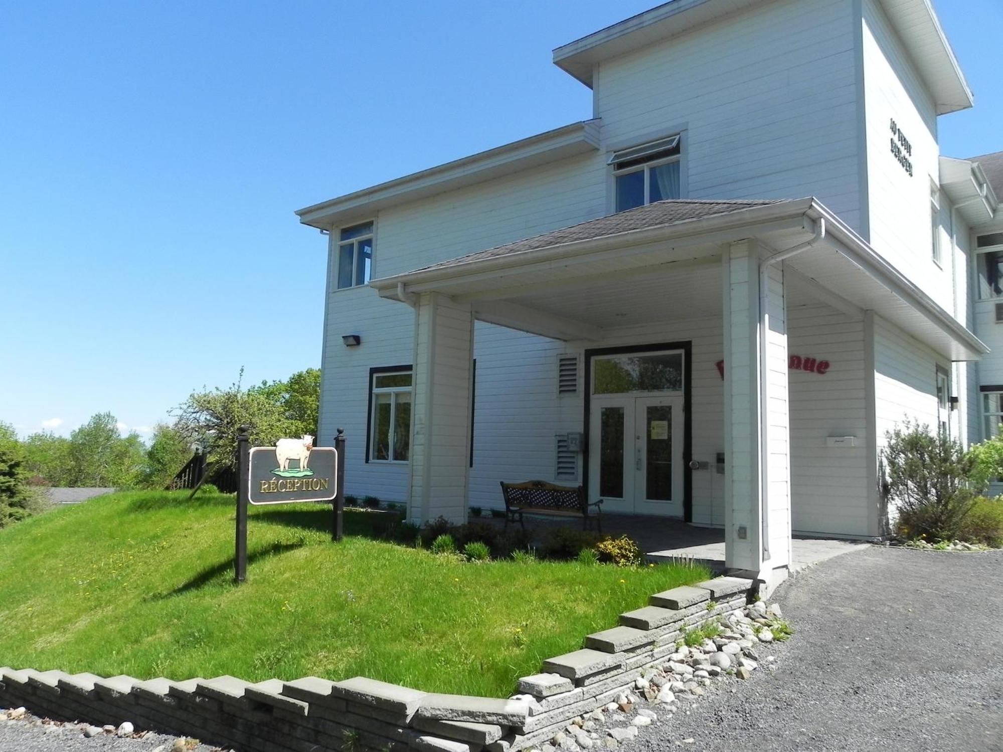 Hotel Au Petit Berger La Malbaie Bagian luar foto