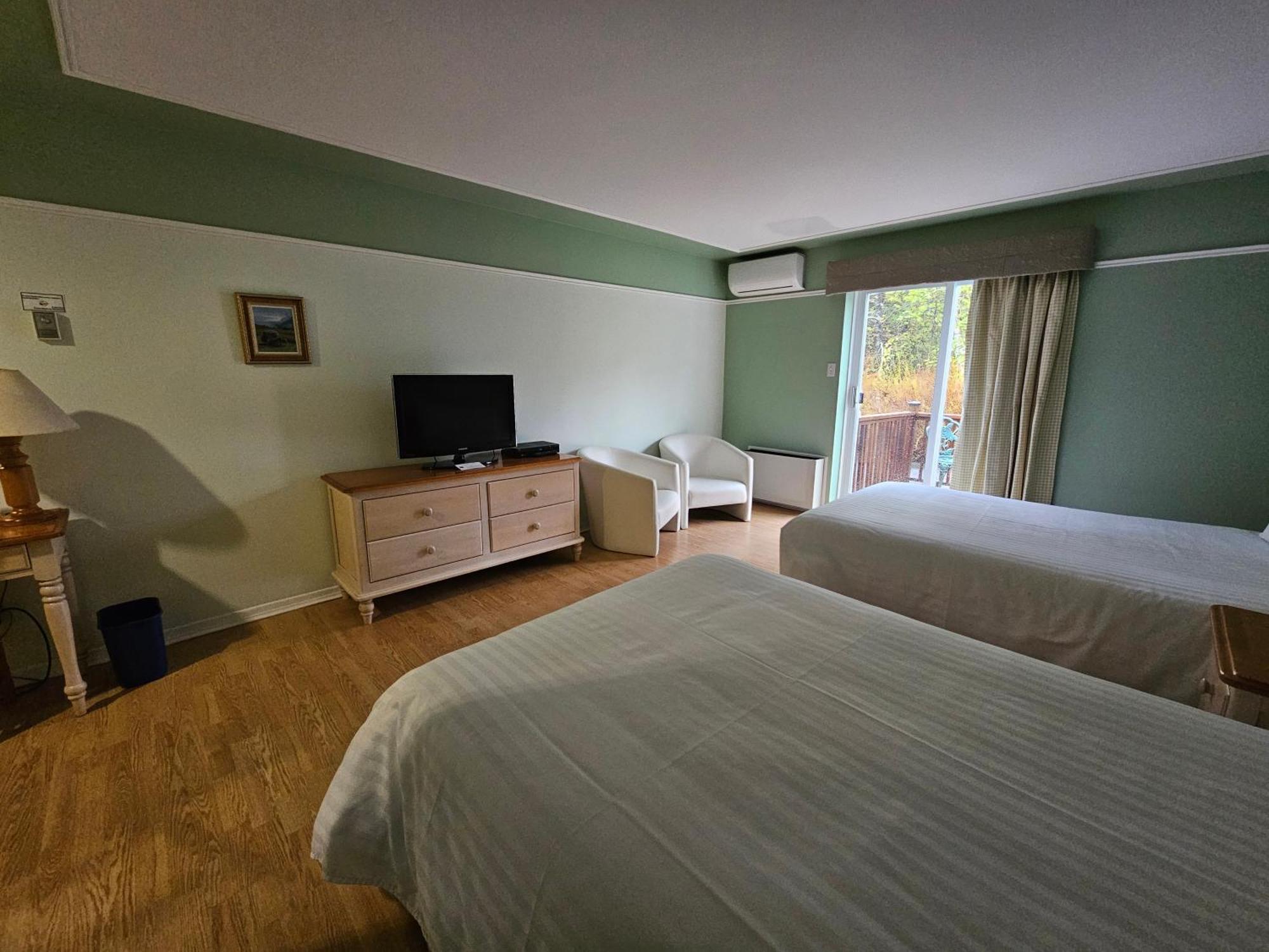 Hotel Au Petit Berger La Malbaie Bagian luar foto