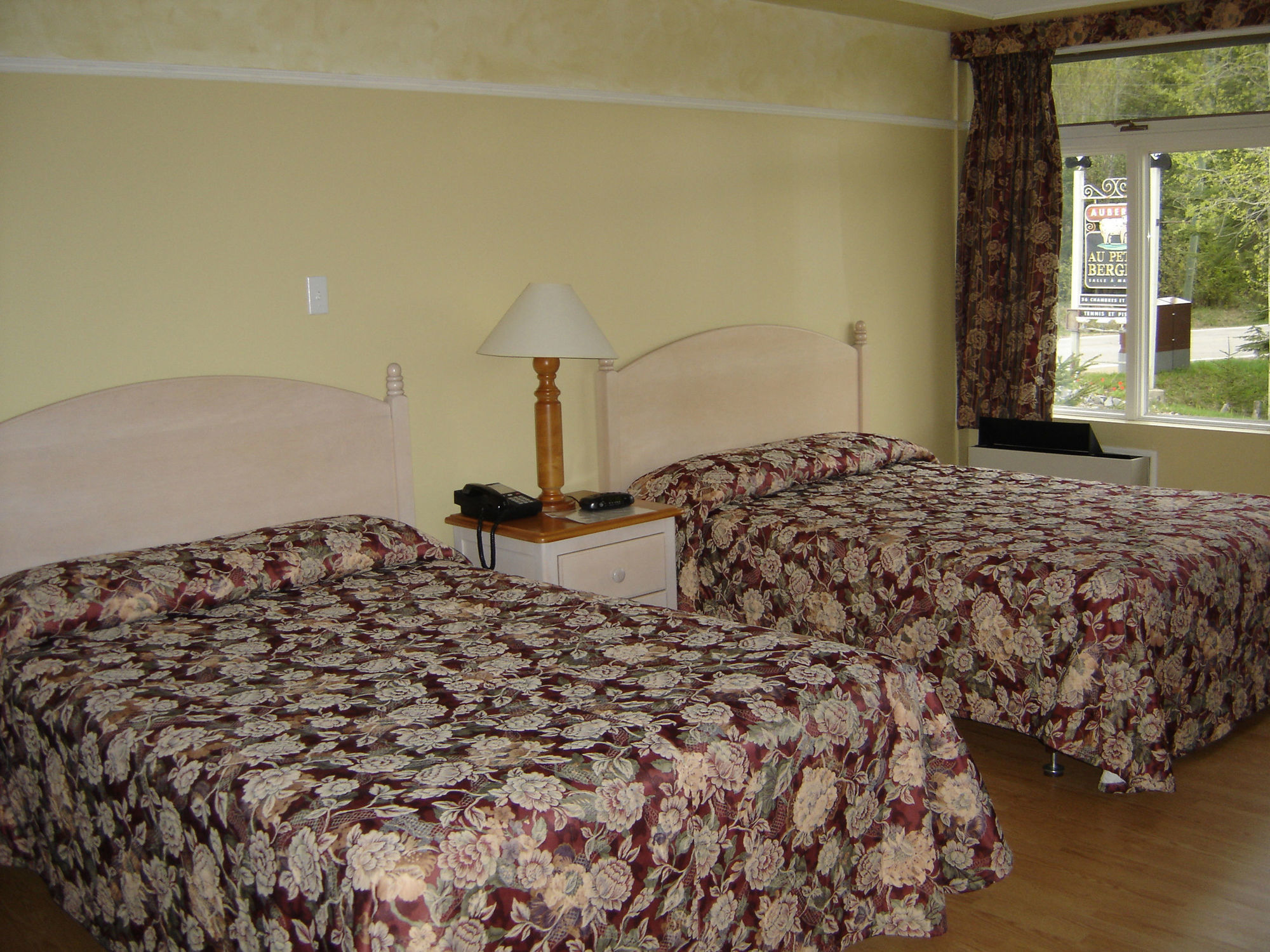 Hotel Au Petit Berger La Malbaie Bagian luar foto