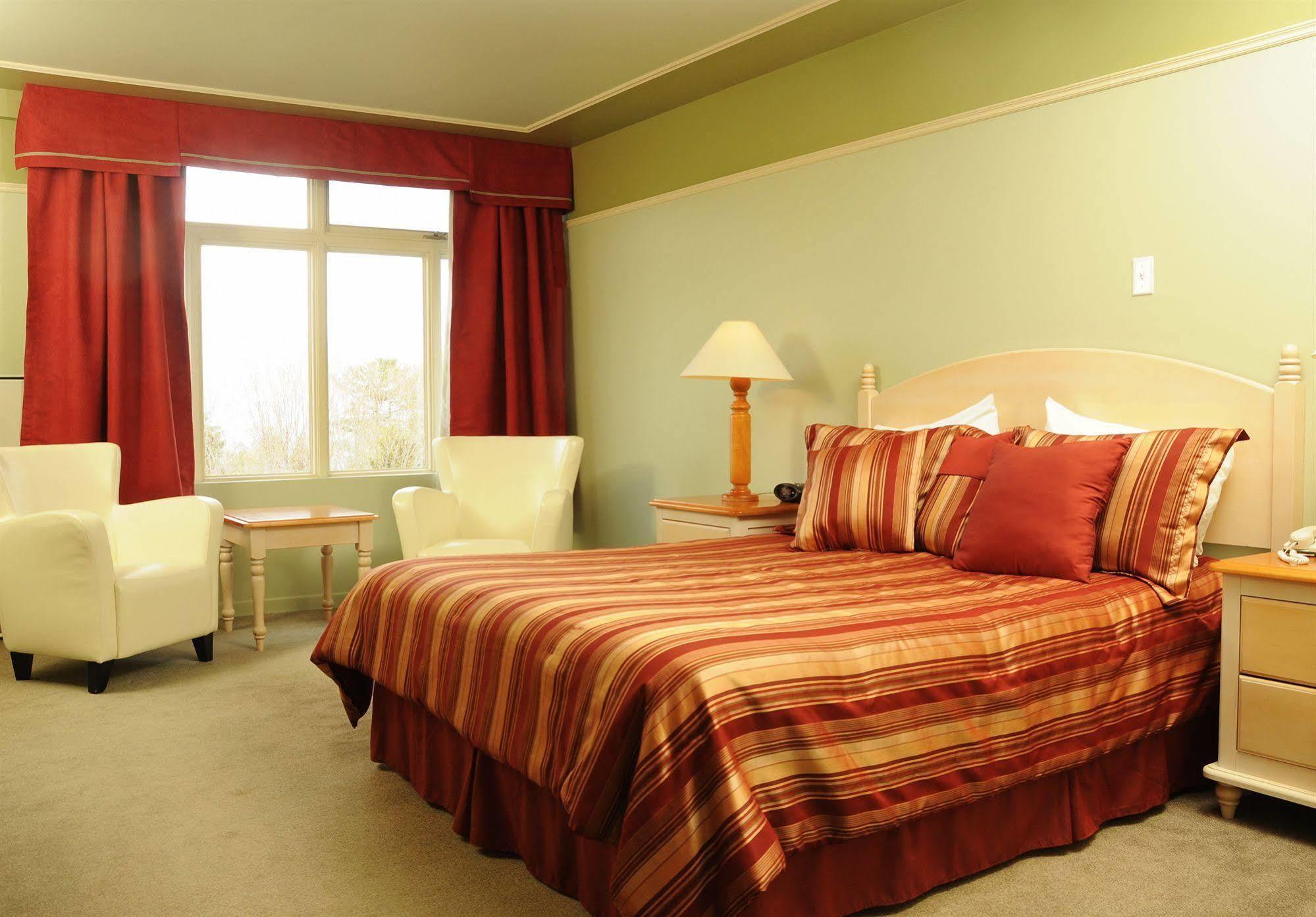 Hotel Au Petit Berger La Malbaie Bagian luar foto