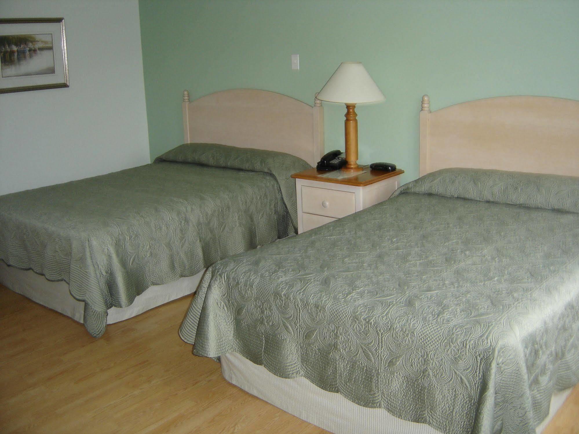 Hotel Au Petit Berger La Malbaie Bagian luar foto