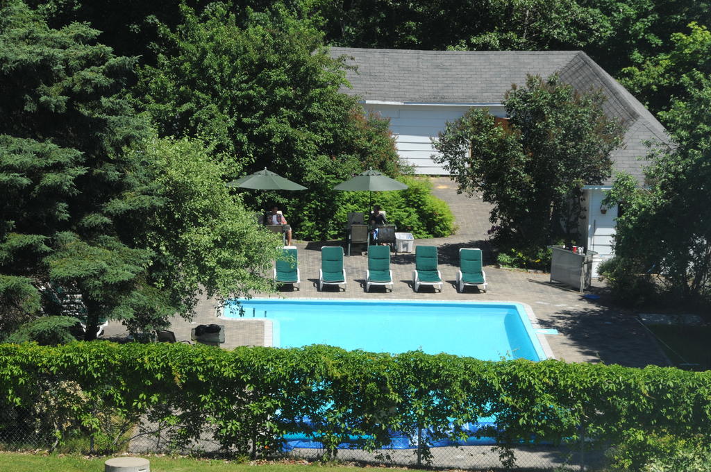 Hotel Au Petit Berger La Malbaie Bagian luar foto